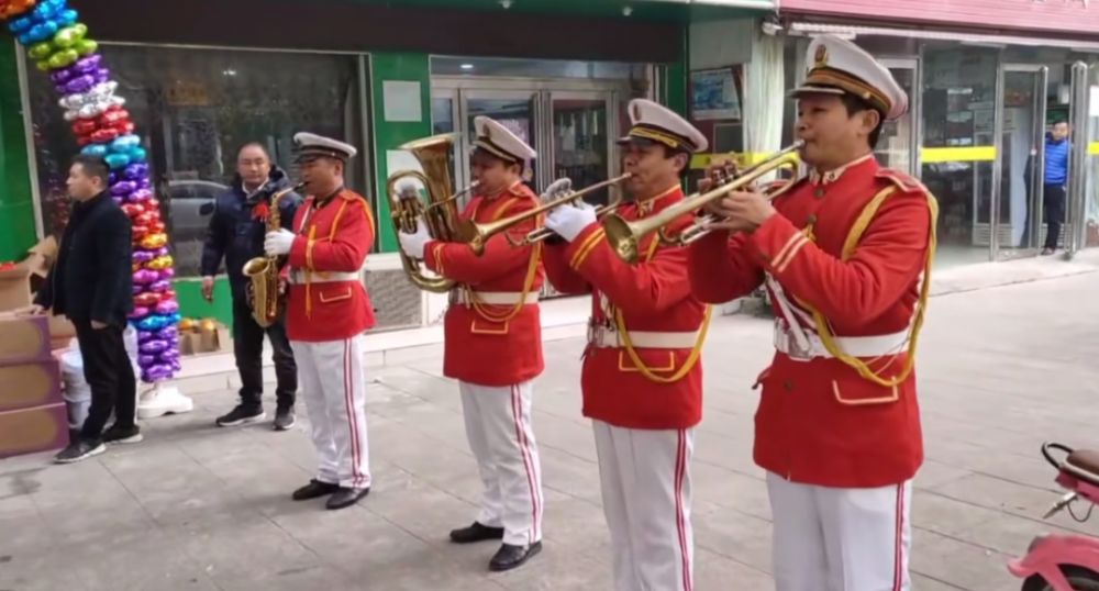 贺傲雪棋推脂美体内衣开业大吉(图2)